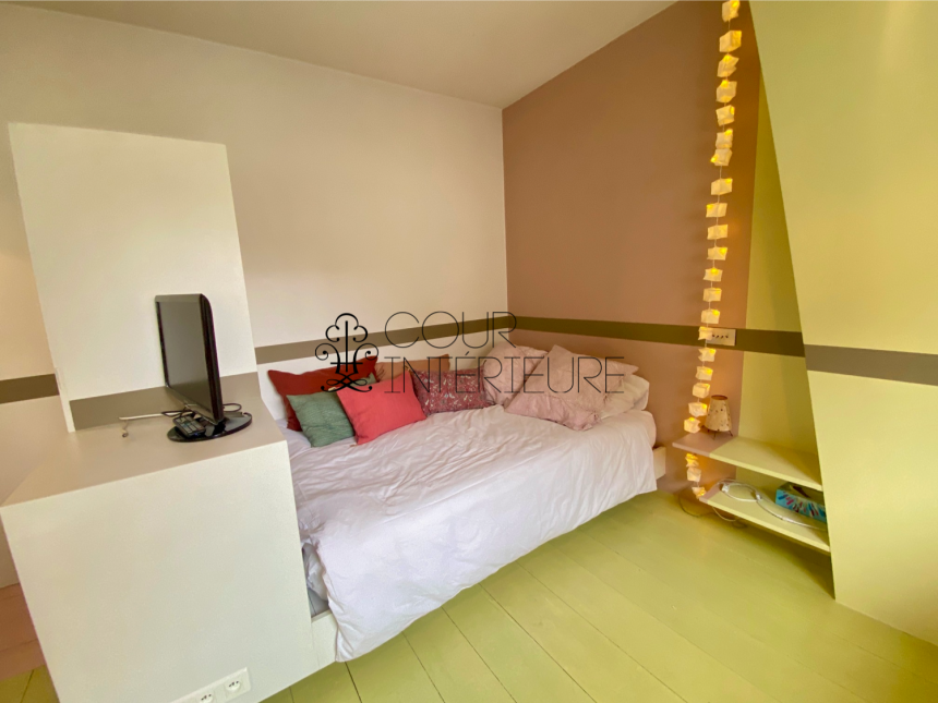 MEUBLÉ – Studio avec coin chambre (lit double) – 23 m2 – Paris 8ème (limite 17ème) – Rue Miromesnil – 3ème et dernier étage sans ascenseur – Loyer charges comprises : 1.000 euros