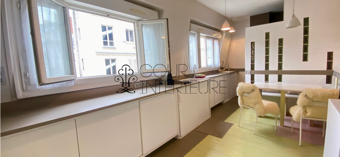 MEUBLÉ – Studio avec coin chambre (lit double) – 23 m2 – Paris 8ème (limite 17ème) – Rue Miromesnil – 3ème et dernier étage sans ascenseur – Loyer charges comprises : 1.000 euros