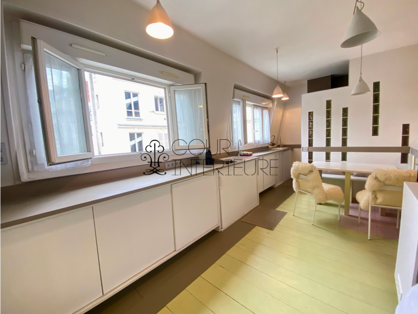 MEUBLÉ – Studio avec coin chambre (lit double) – 23 m2 – Paris 8ème (limite 17ème) – Rue Miromesnil – 3ème et dernier étage sans ascenseur – Loyer charges comprises : 1.000 euros