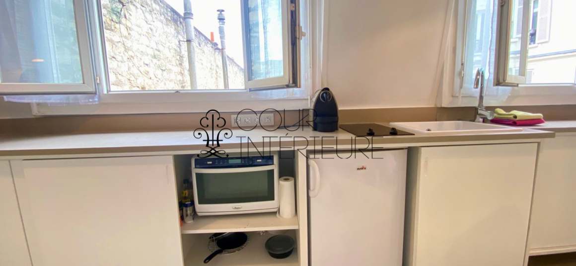 MEUBLÉ – Studio avec coin chambre (lit double) – 23 m2 – Paris 8ème (limite 17ème) – Rue Miromesnil – 3ème et dernier étage sans ascenseur – Loyer charges comprises : 1.000 euros