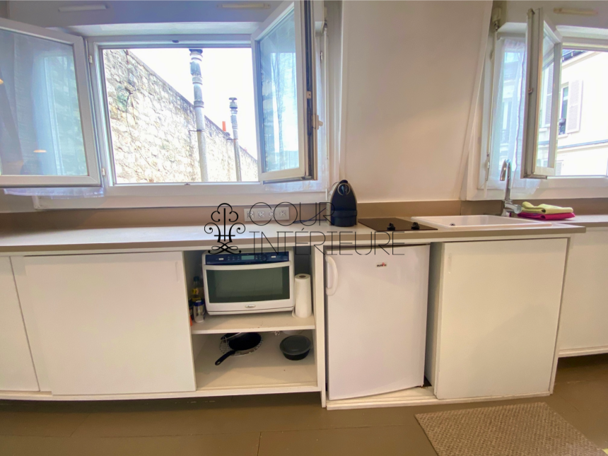 MEUBLÉ – Studio avec coin chambre (lit double) – 23 m2 – Paris 8ème (limite 17ème) – Rue Miromesnil – 3ème et dernier étage sans ascenseur – Loyer charges comprises : 1.000 euros