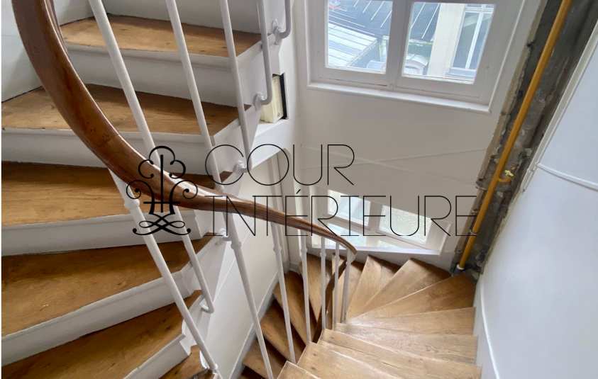 MEUBLÉ – Studio avec coin chambre (lit double) – 23 m2 – Paris 8ème (limite 17ème) – Rue Miromesnil – 3ème et dernier étage sans ascenseur – Loyer charges comprises : 1.000 euros