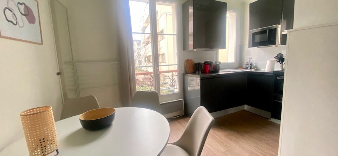 MEUBLÉ – Studio – 21 m2 – Paris 7ème – Belle vue Tour Eiffel – Rue Jean Nicot – 3ème étage ascenseur – Loyer charges comprises : 1.100 euros