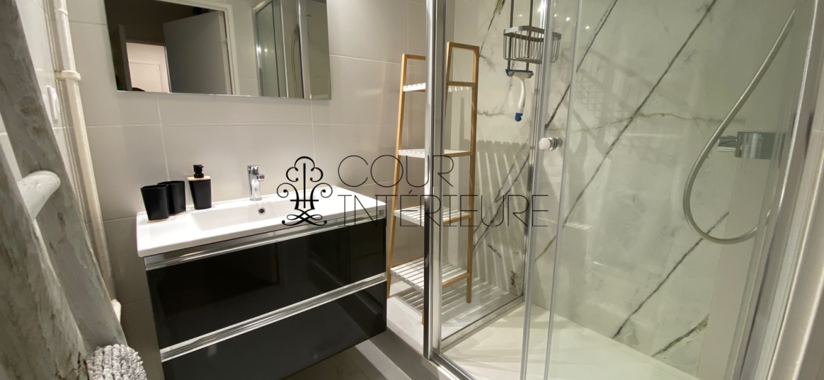 MEUBLÉ – 1 chambre – PUTEAUX (92) – Avenue Gutenberg – 46 m2 – 4ème étage avec ascenseur sur jardin – Balcon – Parking inclus – Loyer charges comprises : 1.600 € (chauffage collectif) + parking possible en supplément en sous-sol avec accès direct depuis ascenseur