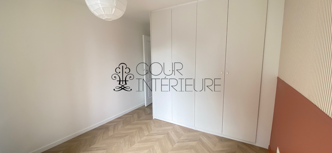 VIDE – 2 chambres – 50 m2 – Paris 6ème – Rue Vavin – 5ème et dernier étage avec ascenseur – Parking en sous-sol – Loyer charges comprises : 2.512 euros (chauffage /eau chaude collectifs)