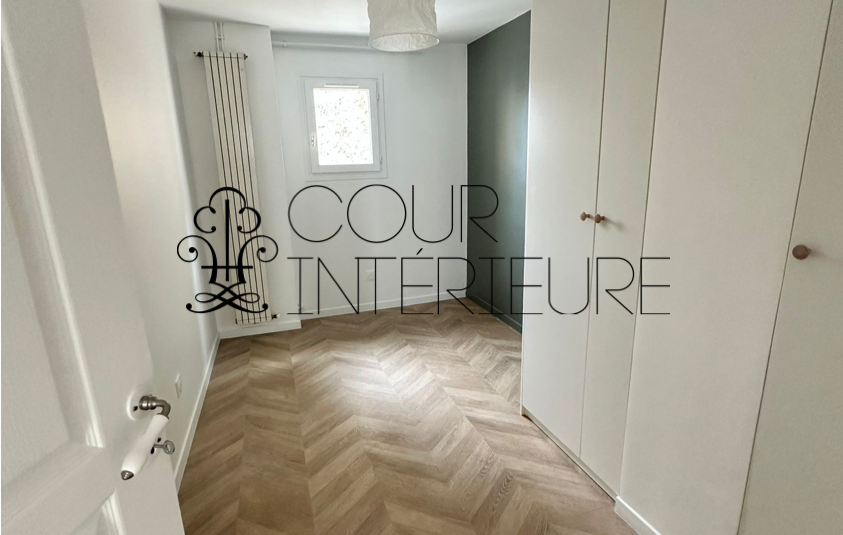 VIDE – 2 chambres – 50 m2 – Paris 6ème – Rue Vavin – 5ème et dernier étage avec ascenseur – Parking en sous-sol – Loyer charges comprises : 2.512 euros (chauffage /eau chaude collectifs)