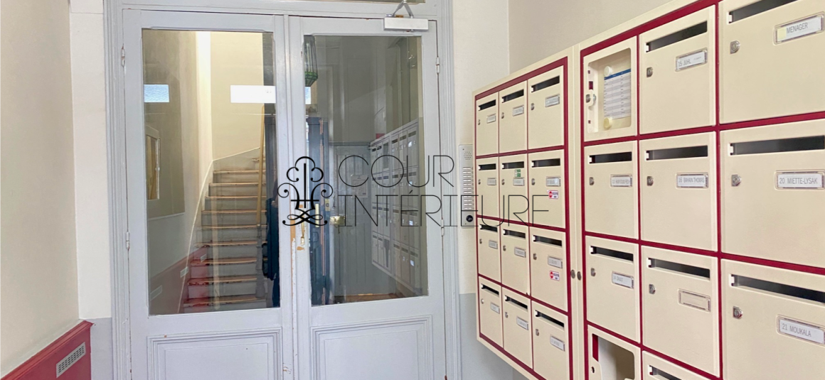 MEUBLÉ – 1 chambre – 40 m2 – Paris 18ème – Rue Duhesme (Lamarck) – 4ème étage avec ascenseur – Loyer charges comprises : 1.700 euros