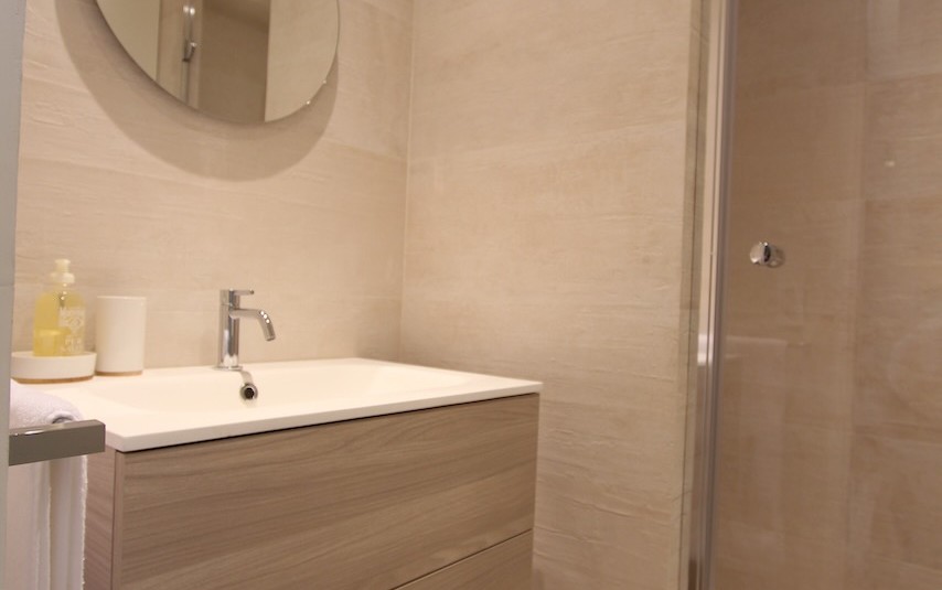 MEUBLÉ – 1 chambre – 55 m2 + Grande terrasse 21 m2 – Paris 17ème – Rue des Ternes – 6ème étage ascenseur – Loyer charges comprises : 2.790 € (chauffage et eau chaude compris et internet compris) – Possibilité parking en sus