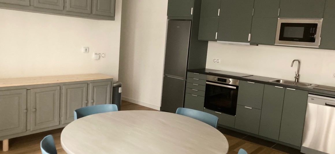MEUBLÉ – Clichy (92) – rue Castérès – Refait à neuf – 1 chambre – 48 m2 – 1er étage ascenseur – Loyer charges comprises : 1.570 euros