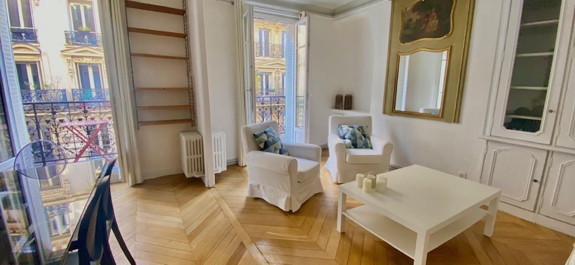 MEUBLÉ – 1 Chambre + double séjour – 55 m2 – Rue Legendre (haut Batignolles) – 2ème étage ascenseur – balcon filant – Loyer charges comprises : 2.050 euros