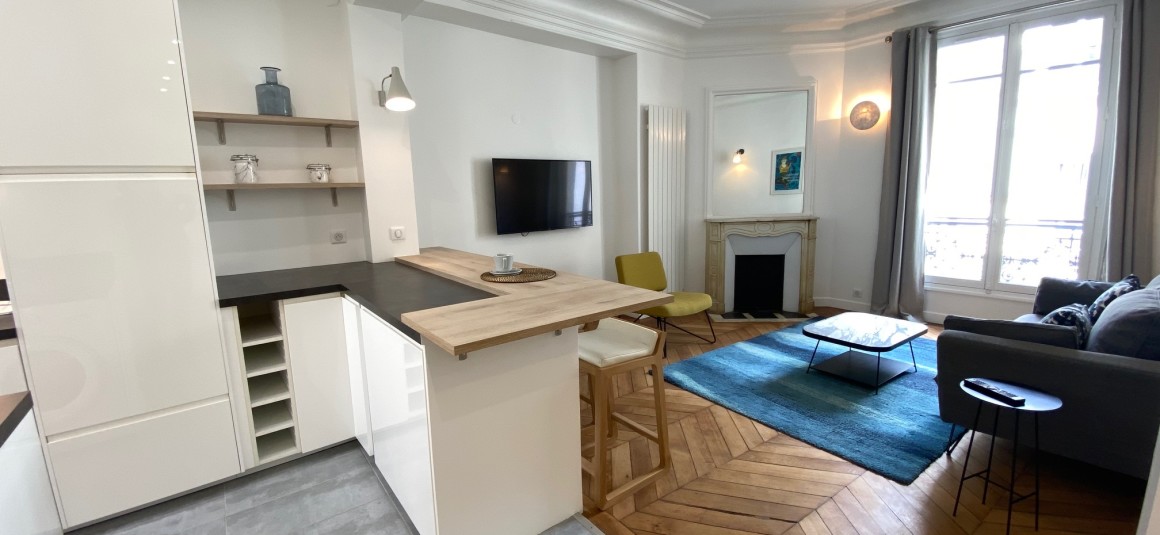 MEUBLÉ – 1 chambre – Rue Chambiges – Paris 8ème – 55 m2 – 4ème étage avec ascenseur – Loyer charges comprises : 2.500 €