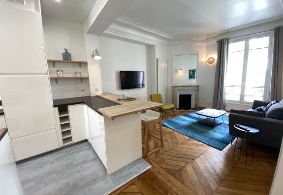 MEUBLÉ – 1 chambre – Rue Chambiges – Paris 8ème – 55 m2 – 4ème étage avec ascenseur – Loyer charges comprises : 2.500 €