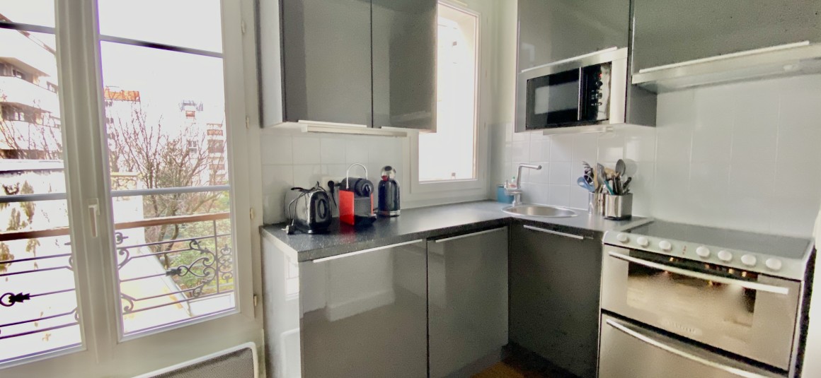 MEUBLÉ – Studio – 21 m2 – Paris 7ème – Belle vue Tour Eiffel – Rue Jean Nicot – 3ème étage ascenseur – Loyer charges comprises : 1.100 euros