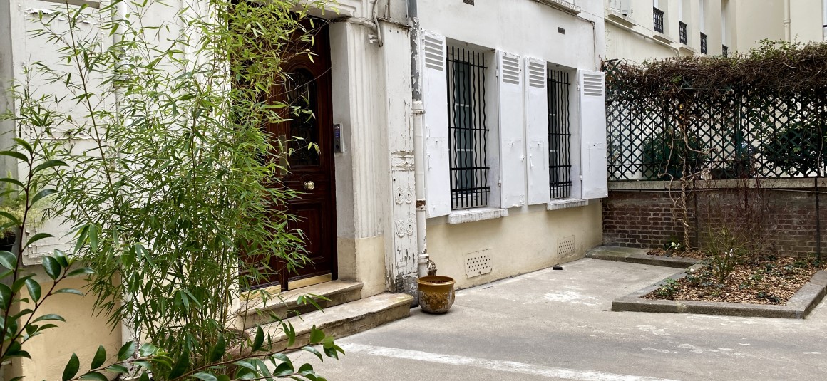 MEUBLÉ – Studio – 21 m2 – Paris 7ème – Belle vue Tour Eiffel – Rue Jean Nicot – 3ème étage ascenseur – Loyer charges comprises : 1.100 euros