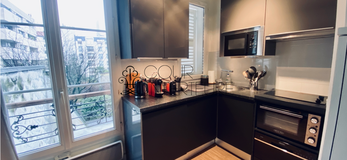 MEUBLÉ – Studio – 21 m2 – Paris 7ème – Belle vue Tour Eiffel – Rue Jean Nicot – 3ème étage ascenseur – Loyer charges comprises : 1.100 euros