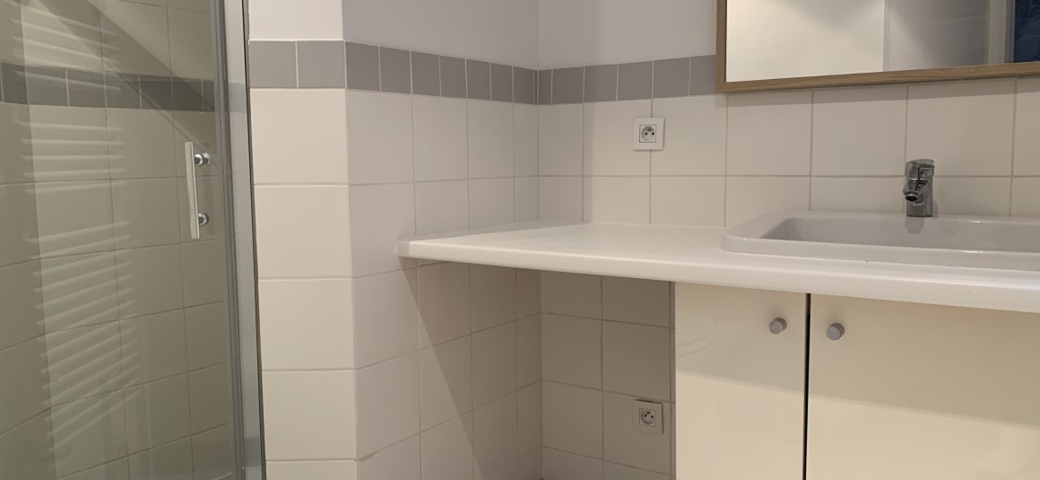 VIDE – Paris 9ème – Square Montholon – 1 chambre – 39 m2 + Terrasse plein ciel – Paris 9ème – Square Montholon – 5ème étage avec ascenseur – Loyer charges comprises : 1.474 euros