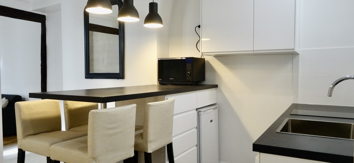 MEUBLÉ  – 1 chambre – 41 m2 – Paris 17ème – Rue Dulong / Pont Cardinet / Batignolles – 4eme etage sans ascenseur – Loyer charges comprises : 1.700 euros