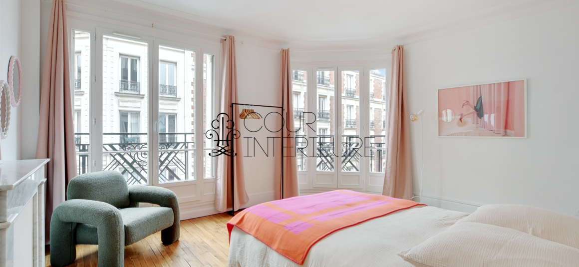 MEUBLÉ – Rénovation totale de standing – 2 grandes chambres – 97 m2 – Paris 18ème – Rue Lamarck – 3ème étage ascenseur – Loyer charges comprises : 3.850 euros (chauffage collectif)