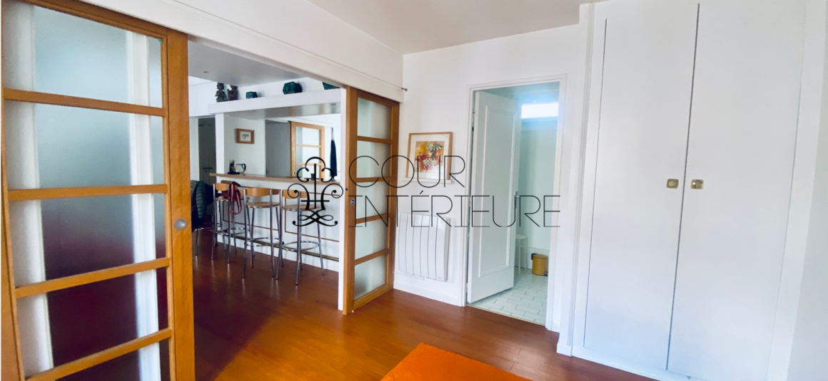MEUBLÉ – Duplex de 2 CHAMBRES – PARIS 18ème – 74 m2 (89 m2 au sol) – Rue d’Orsel (Anvers – Montmartre) – 5ème et dernier étage avec ascenseur –  Loyer charges comprises : 2.500 euros + possibilité parking en sous-sol dans l’immeuble 150 euros
