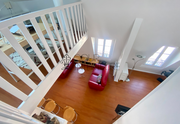 MEUBLÉ – Duplex dernier étage – 2 chambres – PARIS 18ème – 74 m2 (89 m2 au sol) – Rue d&rsquo;Orsel (Anvers – Montmartre) – 5ème et dernier étage avec ascenseur –  Loyer charges comprises : 2.500 euros