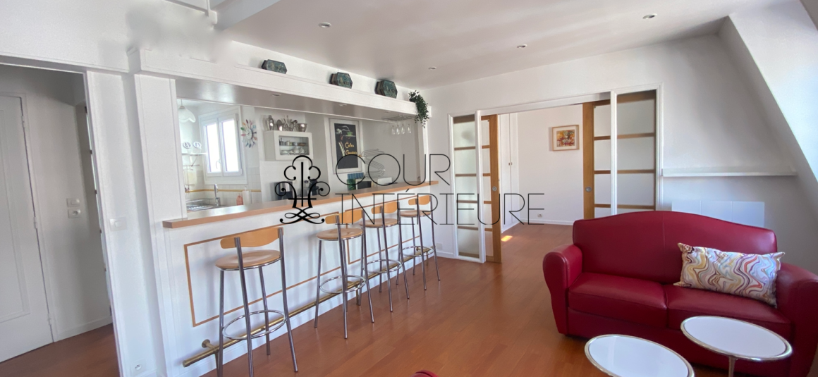 MEUBLÉ – Duplex de 2 CHAMBRES – PARIS 18ème – 74 m2 (89 m2 au sol) – Rue d’Orsel (Anvers – Montmartre) – 5ème et dernier étage avec ascenseur –  Loyer charges comprises : 2.500 euros + possibilité parking en sous-sol dans l’immeuble 150 euros