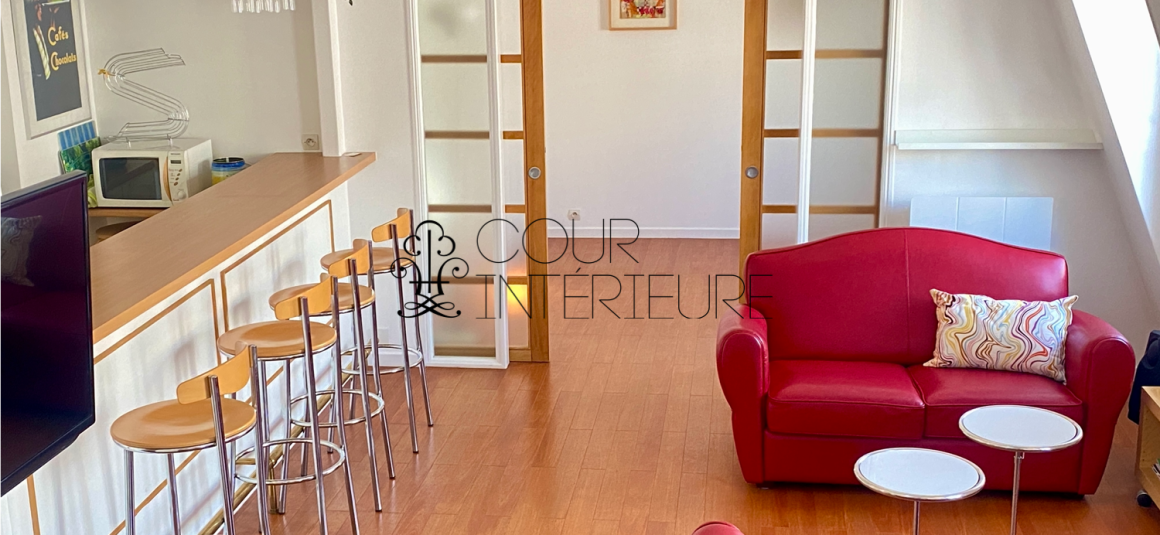 MEUBLÉ – Duplex de 2 CHAMBRES – PARIS 18ème – 74 m2 (89 m2 au sol) – Rue d’Orsel (Anvers – Montmartre) – 5ème et dernier étage avec ascenseur –  Loyer charges comprises : 2.500 euros + possibilité parking en sous-sol dans l’immeuble 150 euros