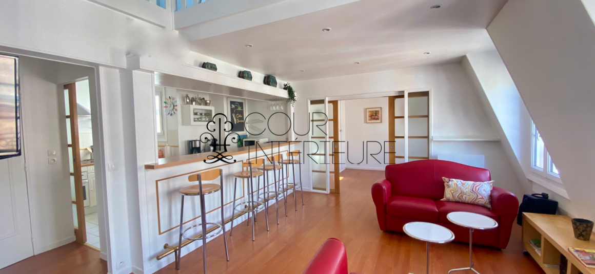 MEUBLÉ – Duplex de 2 CHAMBRES – PARIS 18ème – 74 m2 (89 m2 au sol) – Rue d’Orsel (Anvers – Montmartre) – 5ème et dernier étage avec ascenseur –  Loyer charges comprises : 2.500 euros + possibilité parking en sous-sol dans l’immeuble 150 euros