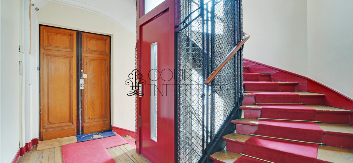 MEUBLÉ – Rénovation totale de standing – 2 grandes chambres – 97 m2 – Paris 18ème – Rue Lamarck – 3ème étage ascenseur – Loyer charges comprises : 3.850 euros (chauffage collectif)