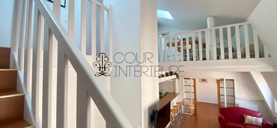 MEUBLÉ – Duplex de 2 CHAMBRES – PARIS 18ème – 74 m2 (89 m2 au sol) – Rue d’Orsel (Anvers – Montmartre) – 5ème et dernier étage avec ascenseur –  Loyer charges comprises : 2.500 euros + possibilité parking en sous-sol dans l’immeuble 150 euros