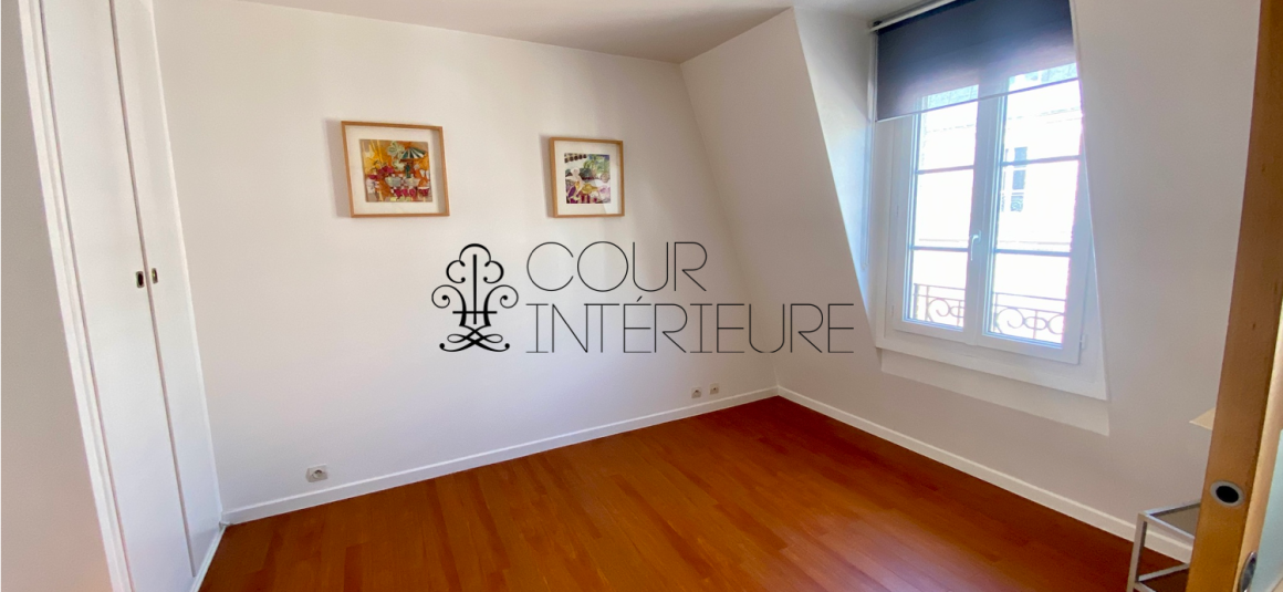 MEUBLÉ – Duplex de 2 CHAMBRES – PARIS 18ème – 74 m2 (89 m2 au sol) – Rue d’Orsel (Anvers – Montmartre) – 5ème et dernier étage avec ascenseur –  Loyer charges comprises : 2.500 euros + possibilité parking en sous-sol dans l’immeuble 150 euros