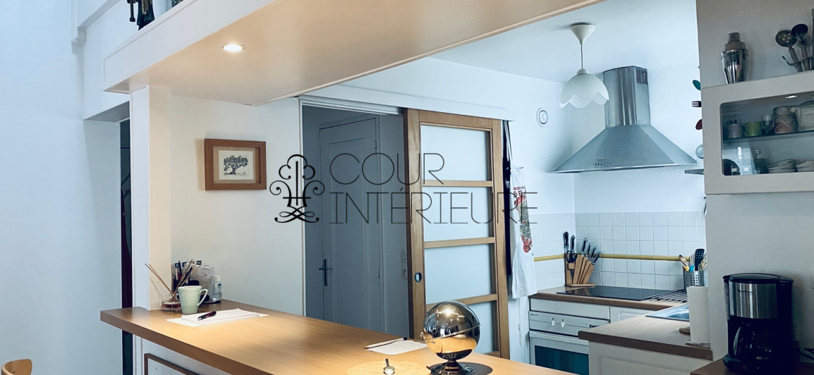 MEUBLÉ – Duplex de 2 CHAMBRES – PARIS 18ème – 74 m2 (89 m2 au sol) – Rue d’Orsel (Anvers – Montmartre) – 5ème et dernier étage avec ascenseur –  Loyer charges comprises : 2.500 euros + possibilité parking en sous-sol dans l’immeuble 150 euros