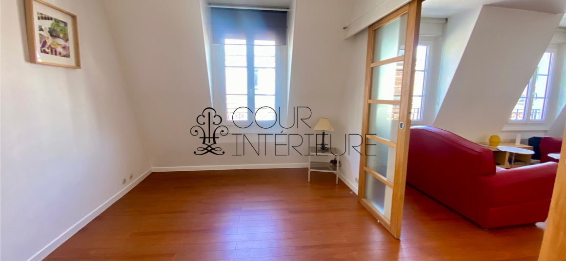 MEUBLÉ – Duplex de 2 CHAMBRES – PARIS 18ème – 74 m2 (89 m2 au sol) – Rue d’Orsel (Anvers – Montmartre) – 5ème et dernier étage avec ascenseur –  Loyer charges comprises : 2.500 euros + possibilité parking en sous-sol dans l’immeuble 150 euros