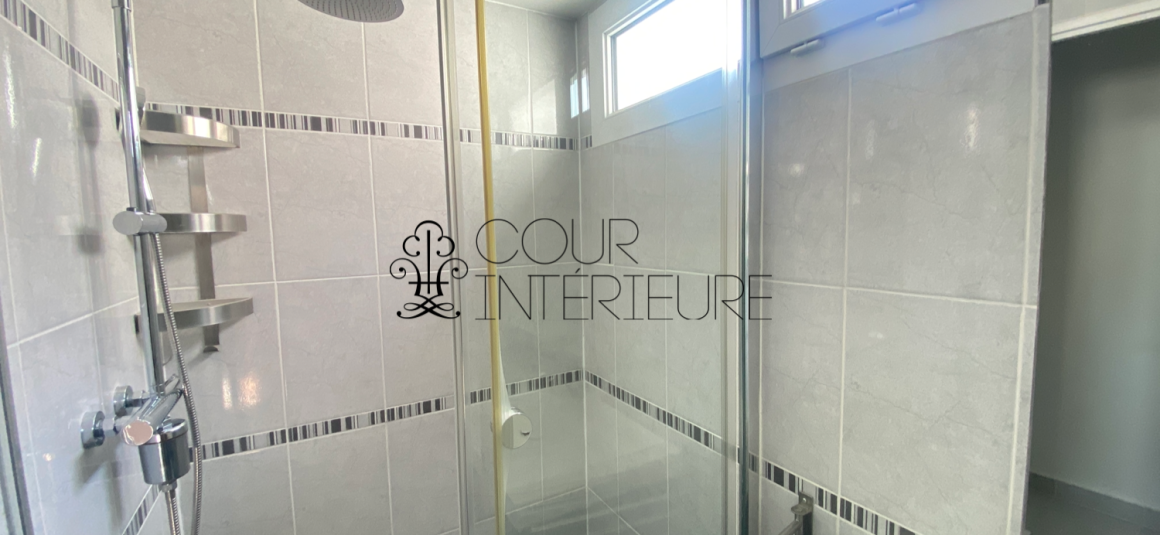 MEUBLÉ – Duplex de 2 CHAMBRES – PARIS 18ème – 74 m2 (89 m2 au sol) – Rue d’Orsel (Anvers – Montmartre) – 5ème et dernier étage avec ascenseur –  Loyer charges comprises : 2.500 euros + possibilité parking en sous-sol dans l’immeuble 150 euros