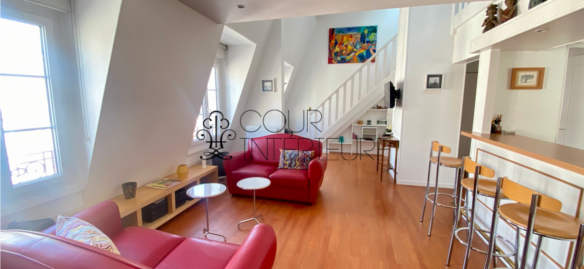 MEUBLÉ – Duplex de 2 CHAMBRES – PARIS 18ème – 74 m2 (89 m2 au sol) – Rue d’Orsel (Anvers – Montmartre) – 5ème et dernier étage avec ascenseur –  Loyer charges comprises : 2.500 euros + possibilité parking en sous-sol dans l’immeuble 150 euros