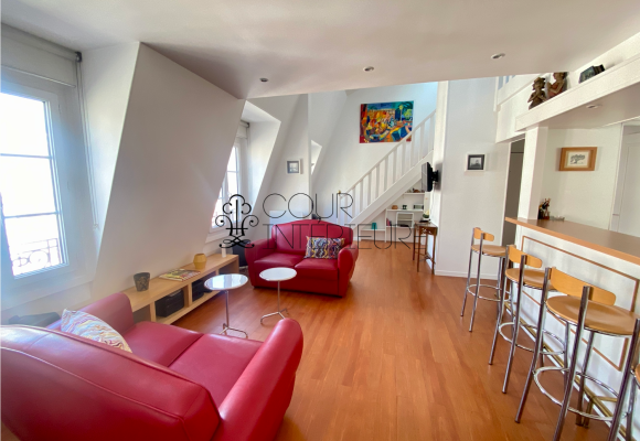 MEUBLÉ – Duplex dernier étage – 2 chambres – PARIS 18ème – 74 m2 (89 m2 au sol) – Rue d&rsquo;Orsel (Anvers – Montmartre) – 5ème et dernier étage avec ascenseur –  Loyer charges comprises : 2.500 euros