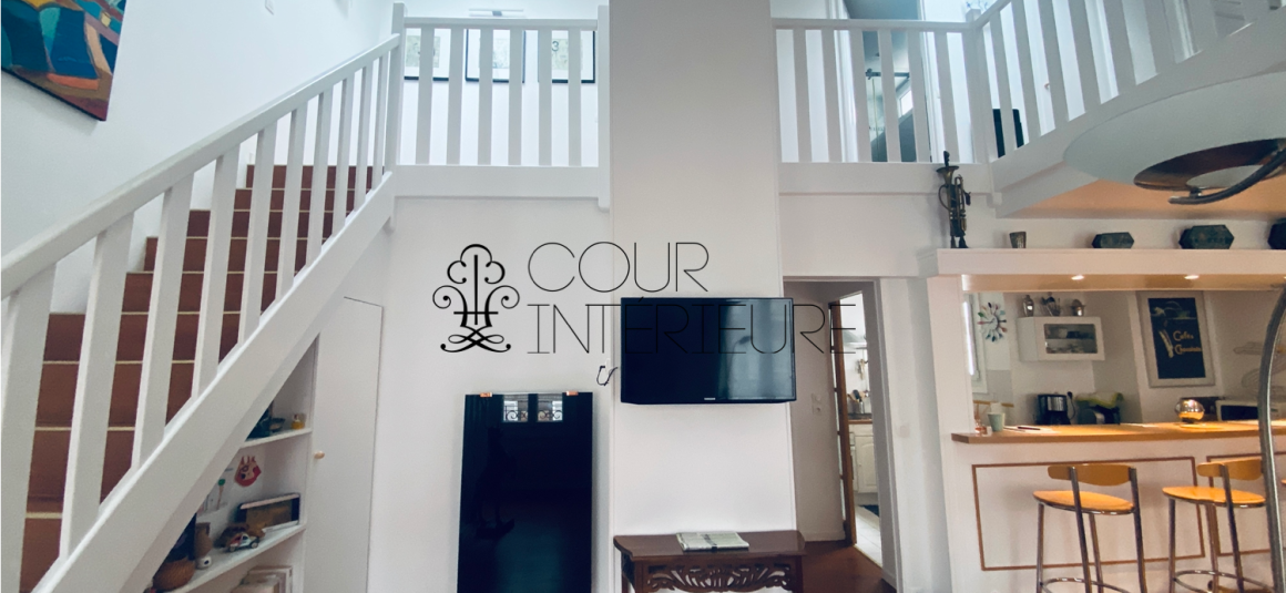 MEUBLÉ – Duplex de 2 CHAMBRES – PARIS 18ème – 74 m2 (89 m2 au sol) – Rue d’Orsel (Anvers – Montmartre) – 5ème et dernier étage avec ascenseur –  Loyer charges comprises : 2.500 euros + possibilité parking en sous-sol dans l’immeuble 150 euros