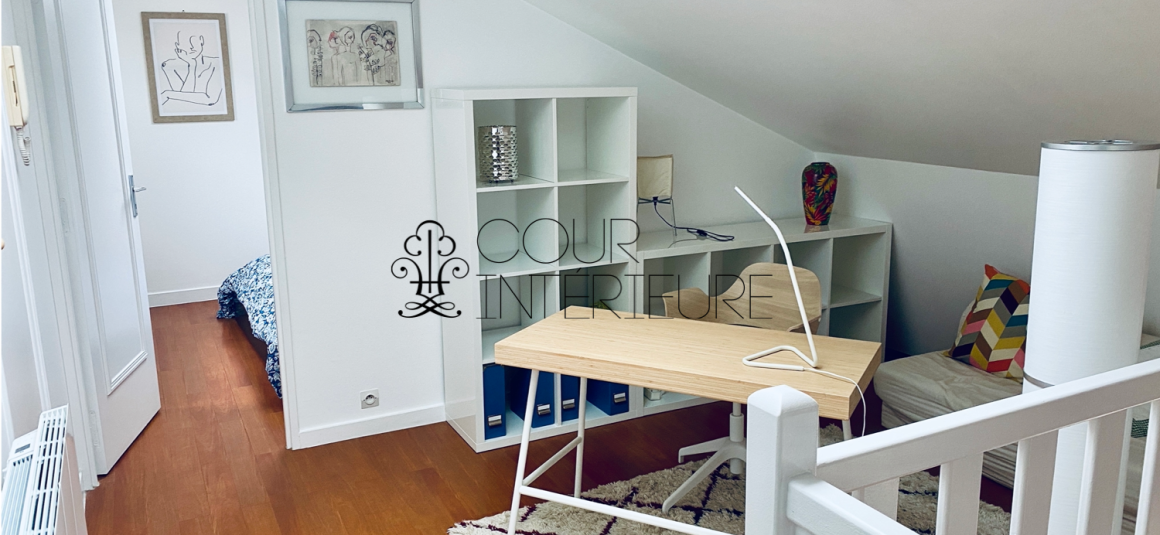 MEUBLÉ – Duplex de 2 CHAMBRES – PARIS 18ème – 74 m2 (89 m2 au sol) – Rue d’Orsel (Anvers – Montmartre) – 5ème et dernier étage avec ascenseur –  Loyer charges comprises : 2.500 euros + possibilité parking en sous-sol dans l’immeuble 150 euros