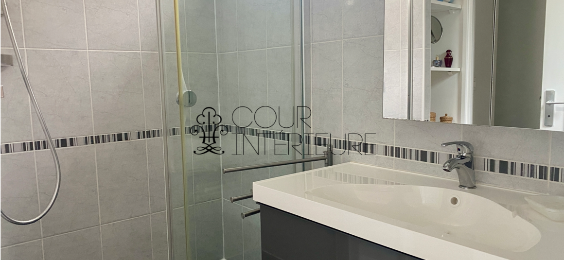MEUBLÉ – Duplex de 2 CHAMBRES – PARIS 18ème – 74 m2 (89 m2 au sol) – Rue d’Orsel (Anvers – Montmartre) – 5ème et dernier étage avec ascenseur –  Loyer charges comprises : 2.500 euros + possibilité parking en sous-sol dans l’immeuble 150 euros