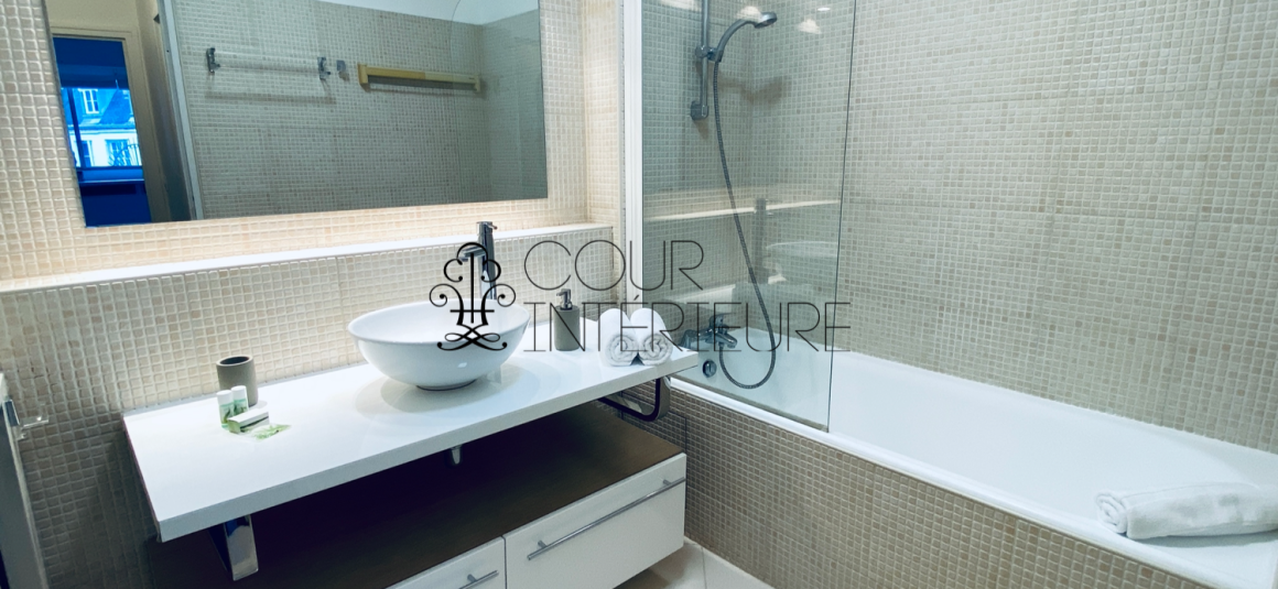 MEUBLÉ – 1 chambre – 51 m2 – Paris 8ème – Rue Beaujon – Métro : Etoile – 5ème étage ascenseur – Loyer charges comprises : 2.100 €