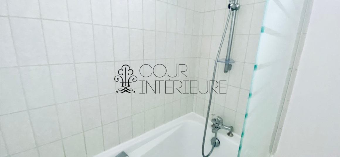 MEUBLÉ – Duplex de 2 CHAMBRES – PARIS 18ème – 74 m2 (89 m2 au sol) – Rue d’Orsel (Anvers – Montmartre) – 5ème et dernier étage avec ascenseur –  Loyer charges comprises : 2.500 euros + possibilité parking en sous-sol dans l’immeuble 150 euros