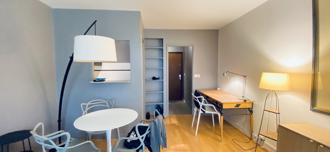 MEUBLÉ – Studio avec lit double – 27 m2 – Paris 9ème – Rue Rochechouart – 1er étage – Loyer charges comprises : 1.200 € (chauffage collectif)