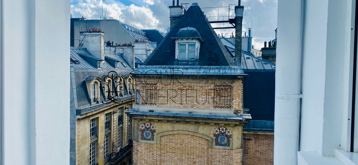 VIDE  (cuisine équipée) Refait neuf – 2 chambres (dont 1 petite) – 58,43 m2 + Balcon –  Paris 1er – Rue Bourdonnais – 5ème et dernier étage avec ascenseur jusqu’au 4ème étage – Loyer charges comprises : 2.300 euros