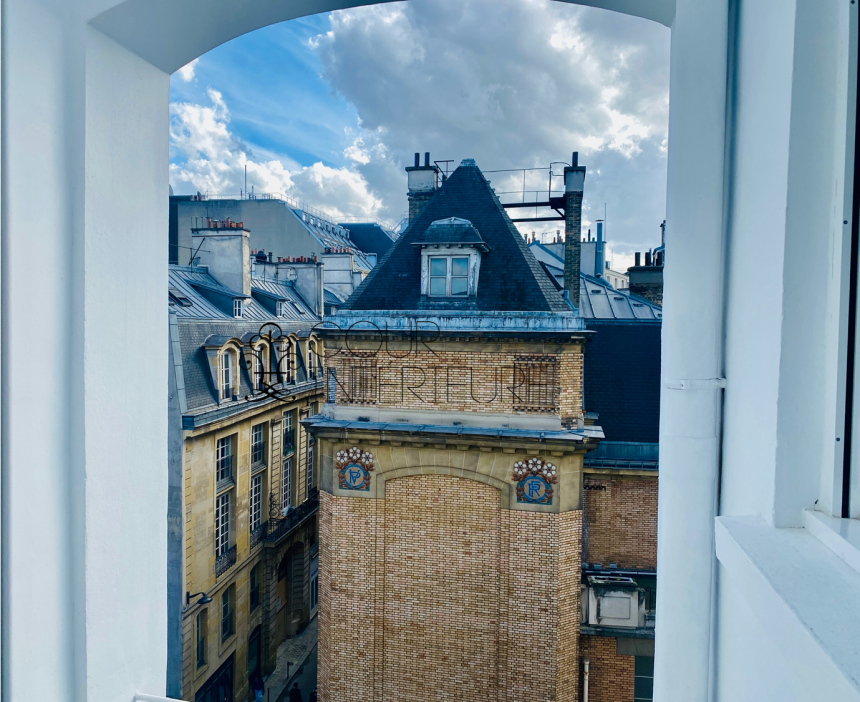 VIDE  (cuisine équipée) Refait neuf – 2 chambres (dont 1 petite) – 58,43 m2 + Balcon –  Paris 1er – Rue Bourdonnais – 5ème et dernier étage avec ascenseur jusqu’au 4ème étage – Loyer charges comprises : 2.300 euros