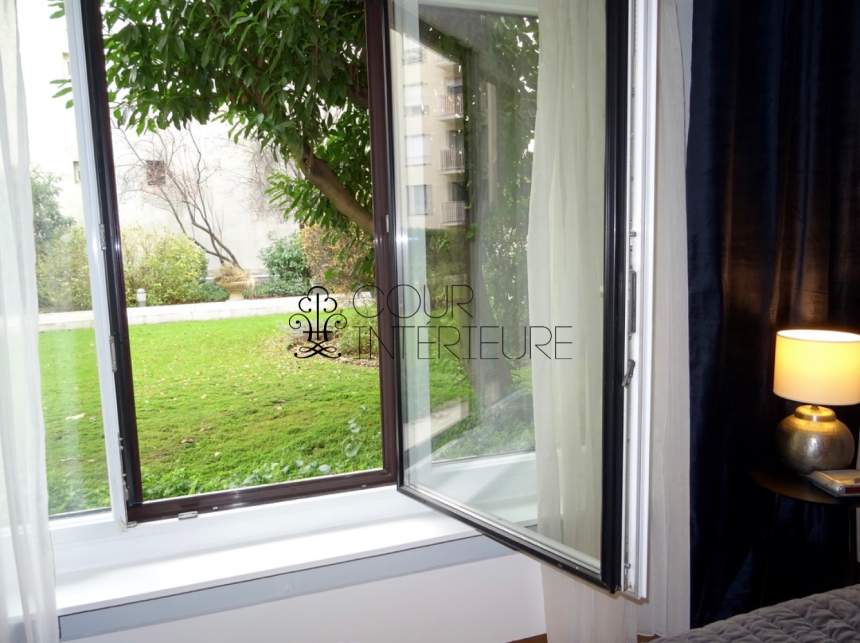 MEUBLÉ – Studio avec lit double – 27 m2 – Paris 9ème – Rue Rochechouart – 1er étage – Loyer charges comprises : 1.200 € (chauffage collectif)