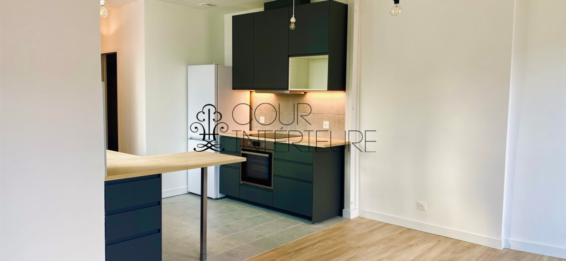 VIDE  (cuisine équipée) Refait neuf – 2 chambres (dont 1 petite) – 58,43 m2 + Balcon –  Paris 1er – Rue Bourdonnais – 5ème et dernier étage avec ascenseur jusqu’au 4ème étage – Loyer charges comprises : 2.300 euros