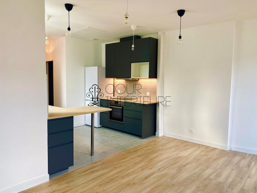 VIDE  (cuisine équipée) Refait neuf – 2 chambres (dont 1 petite) – 58,43 m2 + Balcon –  Paris 1er – Rue Bourdonnais – 5ème et dernier étage avec ascenseur jusqu’au 4ème étage – Loyer charges comprises : 2.300 euros
