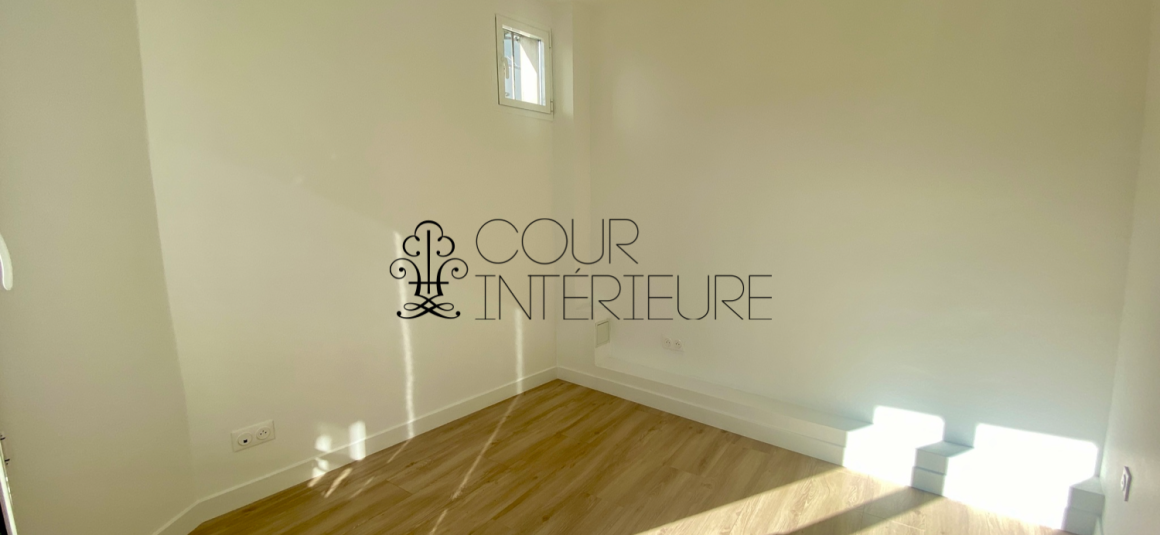 VIDE  (cuisine équipée) Refait neuf – 2 chambres (dont 1 petite) – 58,43 m2 + Balcon –  Paris 1er – Rue Bourdonnais – 5ème et dernier étage avec ascenseur jusqu’au 4ème étage – Loyer charges comprises : 2.300 euros