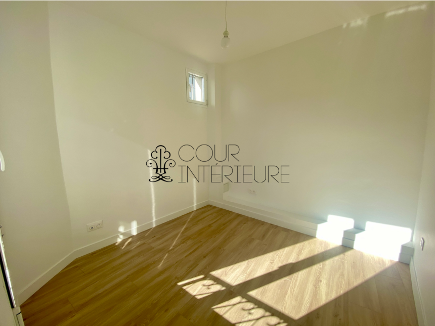 VIDE  (cuisine équipée) Refait neuf – 2 chambres (dont 1 petite) – 58,43 m2 + Balcon –  Paris 1er – Rue Bourdonnais – 5ème et dernier étage avec ascenseur jusqu’au 4ème étage – Loyer charges comprises : 2.300 euros