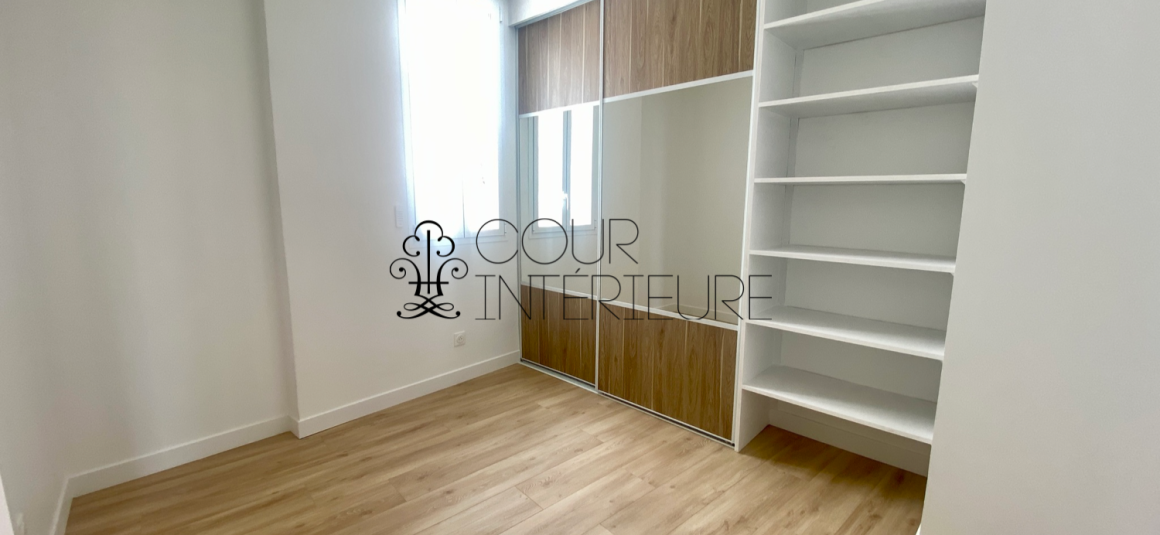 VIDE  (cuisine équipée) Refait neuf – 2 chambres (dont 1 petite) – 58,43 m2 + Balcon –  Paris 1er – Rue Bourdonnais – 5ème et dernier étage avec ascenseur jusqu’au 4ème étage – Loyer charges comprises : 2.300 euros