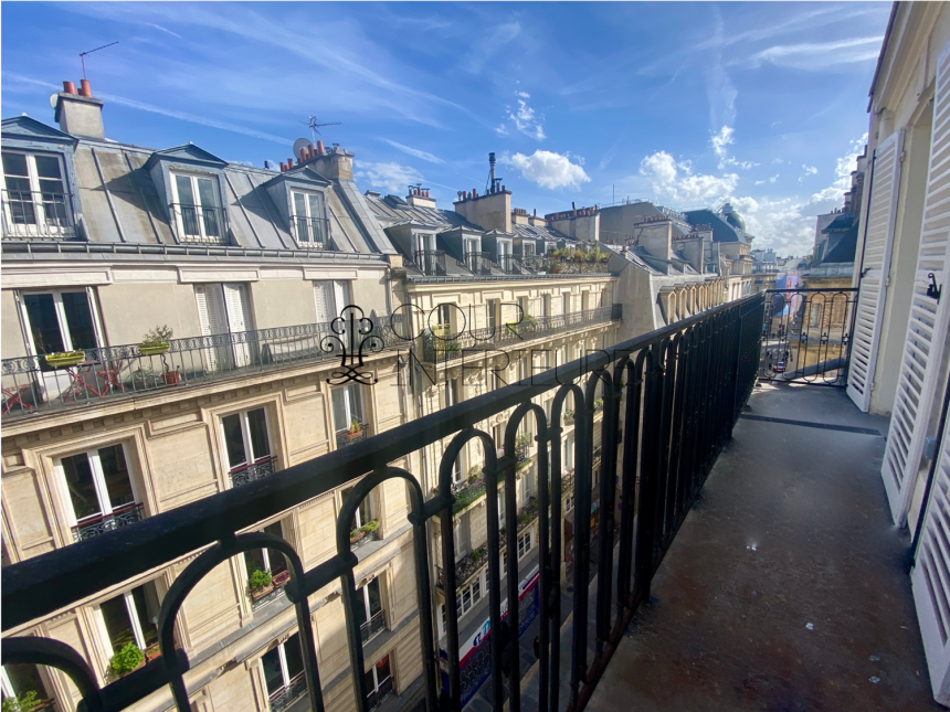 VIDE  (cuisine équipée) Refait neuf – 2 chambres (dont 1 petite) – 58,43 m2 + Balcon –  Paris 1er – Rue Bourdonnais – 5ème et dernier étage avec ascenseur jusqu’au 4ème étage – Loyer charges comprises : 2.300 euros